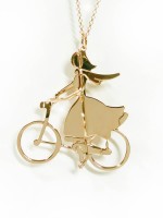 Collane -  - RAG110 PENDENTE RAGAZZA IN BICI CATENINA  - Galvanizzato in oro giallo - disponibile in max 15 giorni